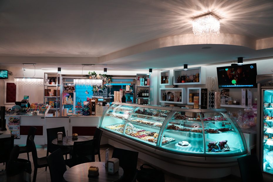 pasticceria moderna con vetrina di design